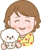 ペットの白いかわいい犬を抱いた笑顔の女性